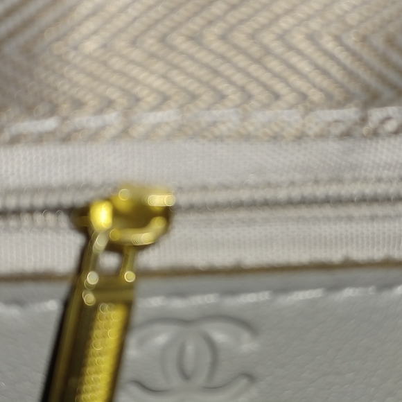 Luxury designer crosstitch soft pink leather dr bag with crossbody strap. - Picture 6 of 6